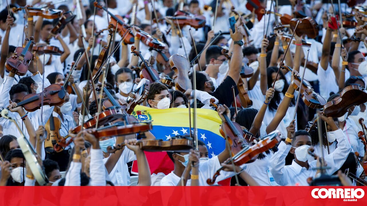 Venezuela bate recorde do Guinness com maior orquestra do mundo - Mundo ...