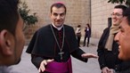 Bispo espanhol que renunciou para casar com mulher divorciada ajuda suínos a procriar