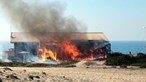 Incêndio destrói restaurante na praia do Meco. Veja as imagens