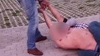 Agentes da PSP agredidos ao deter homem na rua em frente à mulher e à filha bebé