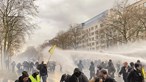 Milhares saem às ruas na Europa contra medidas anti-Covid