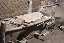 Arqueólogos trabalham dentro de uma 