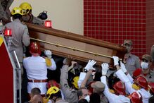 Caixão da cantora brasileira Marília Mendonça é conduzido em cima de camião de bombeiros