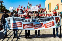 Meia centena de trabalhadores protestam junto ao congresso dos hoteleiros em Albufeira