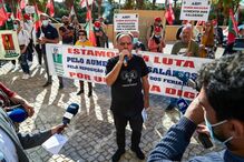 Meia centena de trabalhadores protestam junto ao congresso dos hoteleiros em Albufeira