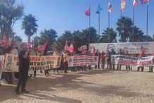 Meia centena de trabalhadores protestam junto ao congresso dos hoteleiros em Albufeira