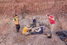 Paleontólogos da Universidade Federal de Santa Maria posam para foto ao lado de osso de dinossauro gigante encontrado em Divinópolis, estado do Maranhão, Brasil