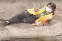 Paleontólogos da Universidade Federal de Santa Maria posam para foto ao lado de osso de dinossauro gigante encontrado em Divinópolis, estado do Maranhão, Brasil