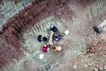 Paleontólogos da Universidade Federal de Santa Maria posam para foto ao lado de osso de dinossauro gigante encontrado em Divinópolis, estado do Maranhão, Brasil