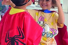  Mateo a brincar com a irmã 