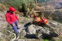 Bombeiros de Arcos de Valdevez resgatam vaca presa em rochas