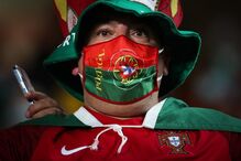 Adeptos a apoiar a seleção nacional