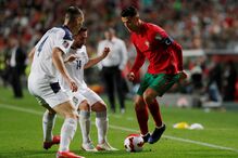 Cristiano Ronaldo em ação com o sérvio Andrija Zivkovic