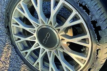 Maria Dominguez, de 25 anos, mostrou nas redes sociais o estado em que ficaram os pneus do seu automóvel e disse  que o caso “já está a ser resolvido”. “Estou bem”, garante a atriz