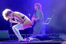 Sophia Urista é a vocalista dos Brass Against e fez agora saltar o grupo para as primeiras páginas dos jornais