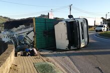 Camião tomba na EN101 em Braga e condiciona o trânsito. Veja as imagens