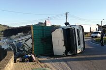 Camião tomba na EN101 em Braga e condiciona o trânsito. Veja as imagens