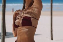 Maria  Rodrigues surge  em biquíni e exibe curvas sexy 