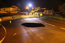 Buraco na estrada regional dos Açores provocado pelo mau tempo
