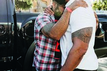 Oscar Rodriguez não conteve a emoção quando foi surpreendido por Dwayne Johnson e este lhe disse que a carrinha era sua 