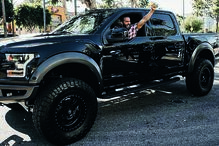 Oscar Rodriguez não conteve a emoção quando foi surpreendido por Dwayne Johnson e este lhe disse que a carrinha era sua 