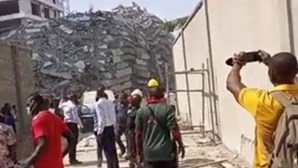 Prédio de 21 andares desaba na Nigéria. Veja as imagens da destruição