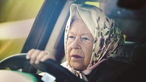 Rainha Isabel II descansa súbditos ao ser vista a conduzir sozinha