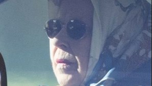 Rainha Isabel II descansa súbditos ao ser vista a conduzir sozinha