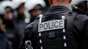 Ladrão de carros mascarado de ninja ataca dois polícias com espada em França
