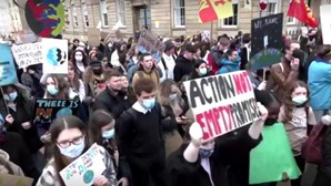 Milhares de jovens marcham em Glasgow para exigir ação dos políticos em defesa do ambiente