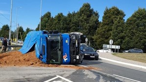 Camião tomba em rotunda à entrada de Espinho