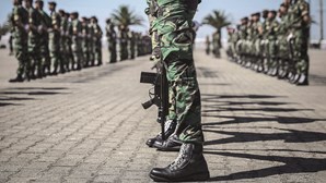 "Sombra negra" de alguns não pode pôr militares "a olhar para o chão", afirma o Exército