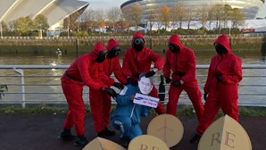 Manifestantes protestam na COP26 vestidos como os guardas da série “Squid Game”