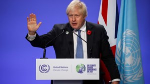 Boris Johnson considera acordo da COP26 "histórico", mas admite que resta "muito por fazer nos próximos anos" 
