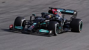 Hamilton vence GP da Arábia Saudita e título será decidido na última prova