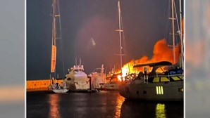 Fogo na Marina de Cascais incendeia quatro embarcações