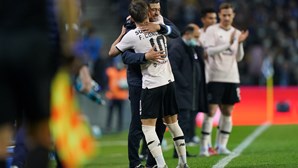FC Porto goleia Feirense em noite de lágrimas de Sérgio Conceição ao abraçar filho. Veja o momento