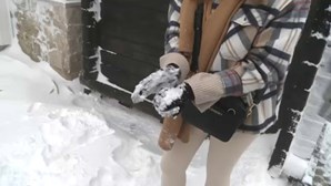"Foi uma agradável surpresa": Portugueses e turistas aproveitam primeira neve na Serra da Estrela