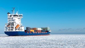 Pelo menos 18 navios presos no gelo depois de Oceano Ártico congelar inesperadamente