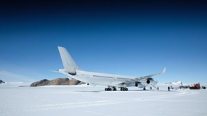 Airbus A340 aterra pela primeira vez no gelo da Antártida e a companhia aérea é portuguesa