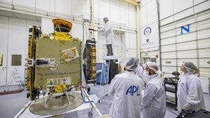 Nasa faz primeiro teste de sistema de defesa planetária. Sonda vai colidir com asteroide