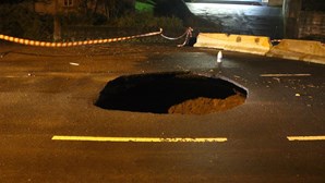 Mau tempo abre cratera em estrada na ilha de São Miguel nos Açores