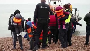 Mulher grávida e três crianças entre as vítimas do naufrágio no Canal da Mancha
