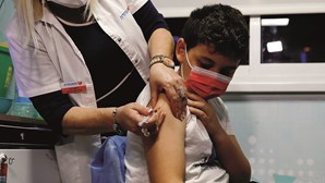 Governo anuncia vacinas Covid para 637 mil crianças 