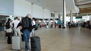 Confederação do turismo preocupada com controlo de testes à Covid caso a caso nos aeroportos 