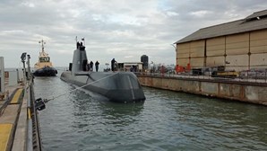Submarino ‘Arpão’ da Marinha sai da doca após 35 meses