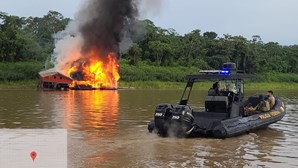 Autoridades brasileiras queimam quase 70 embarcações em ação contra mineiros ilegais na Amazónia