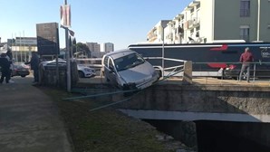 Carro despista-se e fica pendurado em ponte em Braga