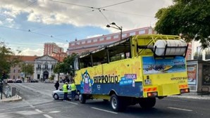 'Barco' choca com carro no centro de Lisboa 