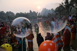 Devotos hindus celebram o festival religioso dedicado ao Deus Sol